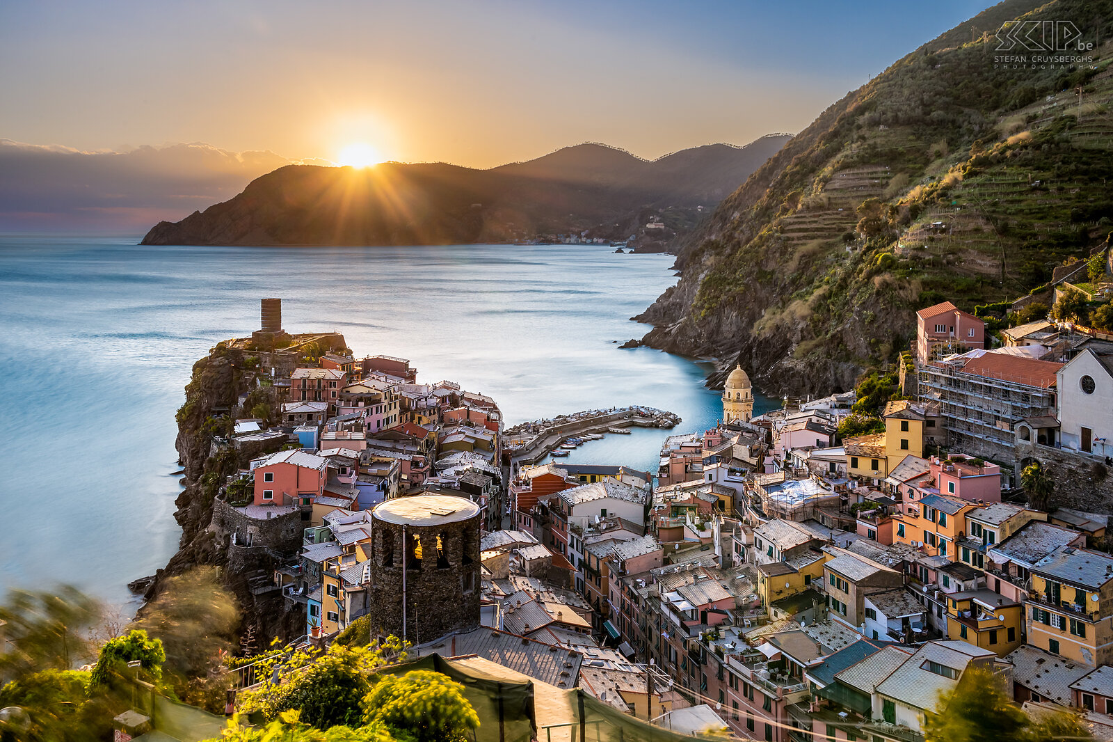 Vernazza - Sunset We also spent a week in Vernazza, a wonderful village belonging to the famous Cinque Terre, the five beautiful villages on the rugged Ligurian coast. The villages are Monterosso al Mare, Vernazza, Corniglia, Riomaggiore and Manarola. Since 1997, these villages are on the UNESCO World Heritage List. The villages are not accessible by car, but only by train, boat or via the footpath that connects the five villages, Via dell'Amore. Stefan Cruysberghs